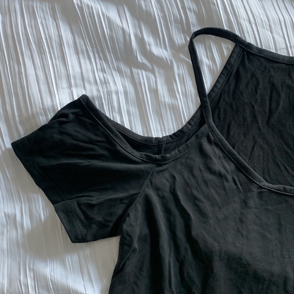 Black cold shoulder tee - Picture 2 of 3